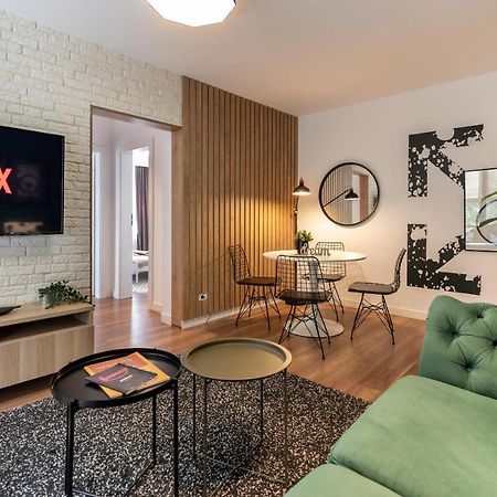 Downtown Retreat: Spacious 2-Br By Unirii Square Bukarest Kültér fotó