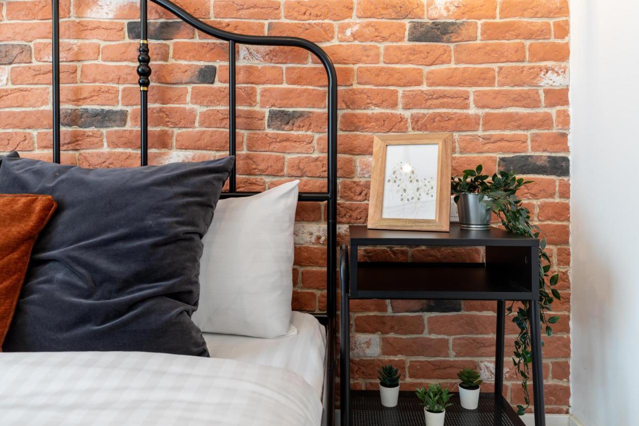 Downtown Retreat: Spacious 2-Br By Unirii Square Bukarest Kültér fotó