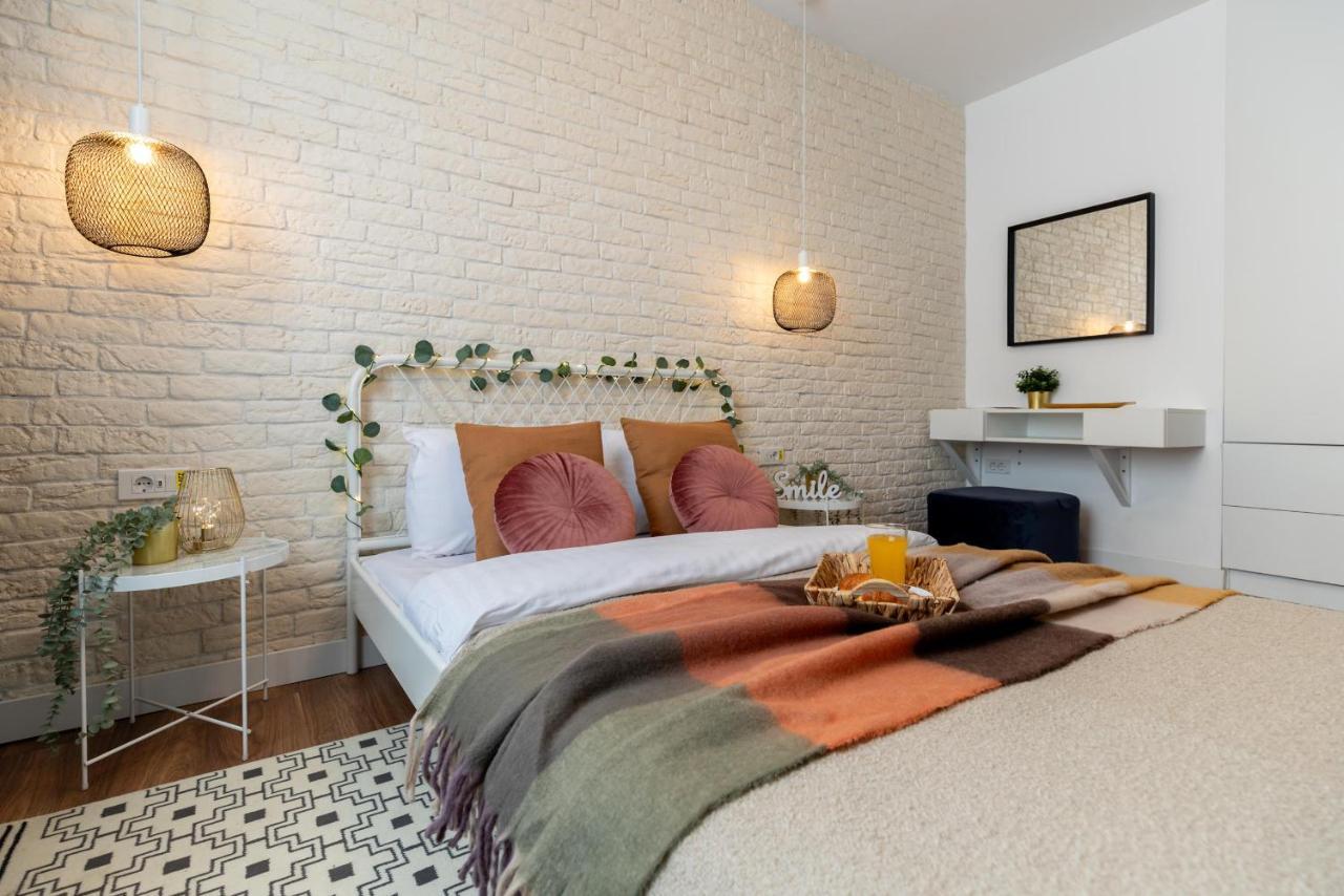 Downtown Retreat: Spacious 2-Br By Unirii Square Bukarest Kültér fotó