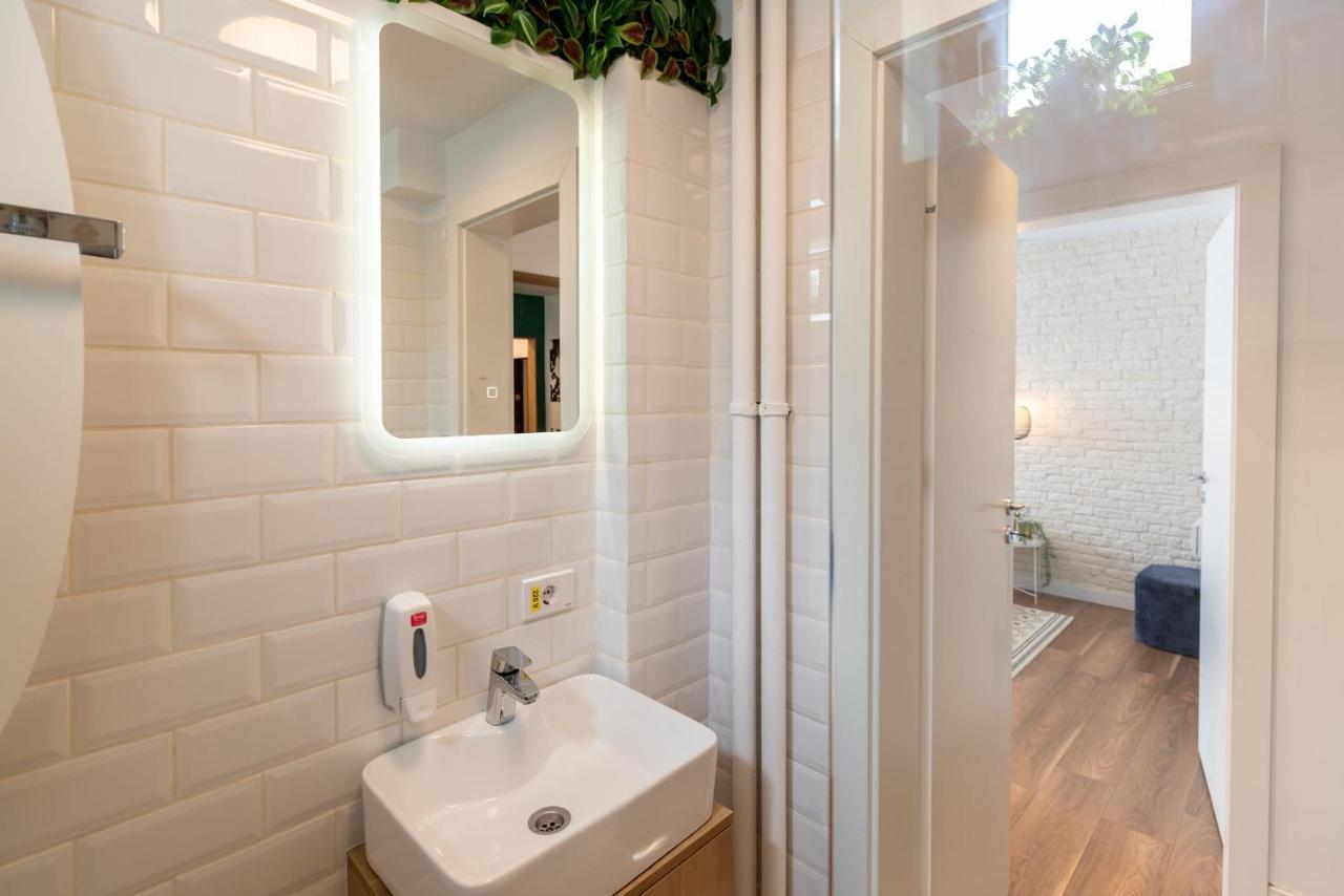 Downtown Retreat: Spacious 2-Br By Unirii Square Bukarest Kültér fotó