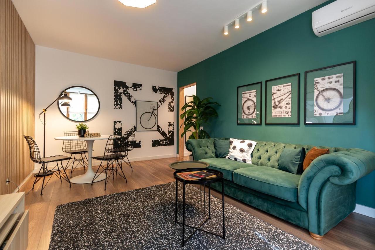 Downtown Retreat: Spacious 2-Br By Unirii Square Bukarest Kültér fotó
