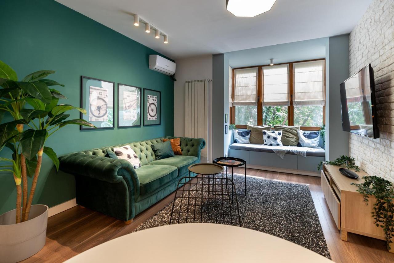 Downtown Retreat: Spacious 2-Br By Unirii Square Bukarest Kültér fotó