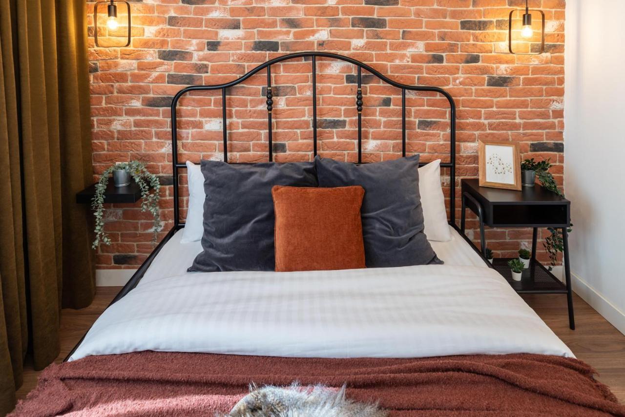 Downtown Retreat: Spacious 2-Br By Unirii Square Bukarest Kültér fotó
