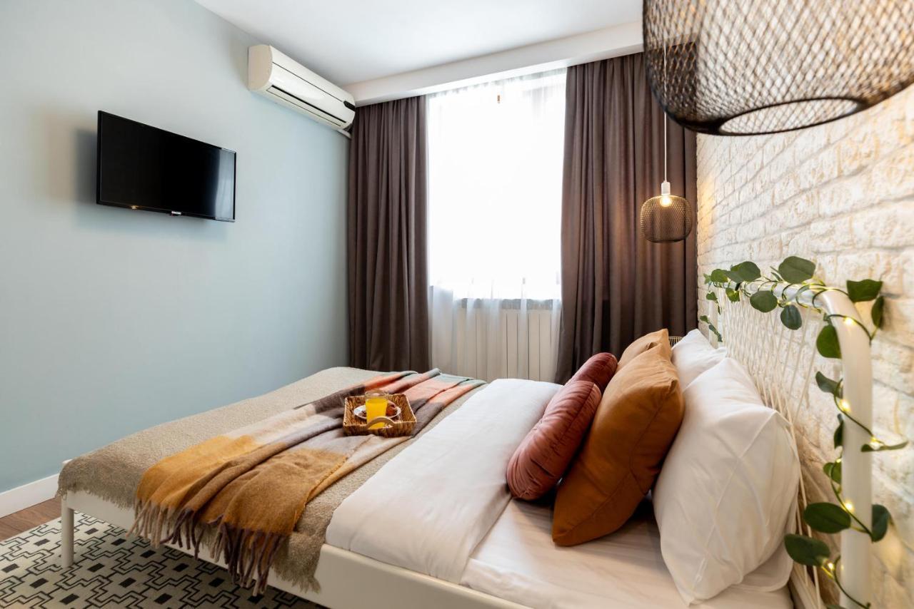 Downtown Retreat: Spacious 2-Br By Unirii Square Bukarest Kültér fotó