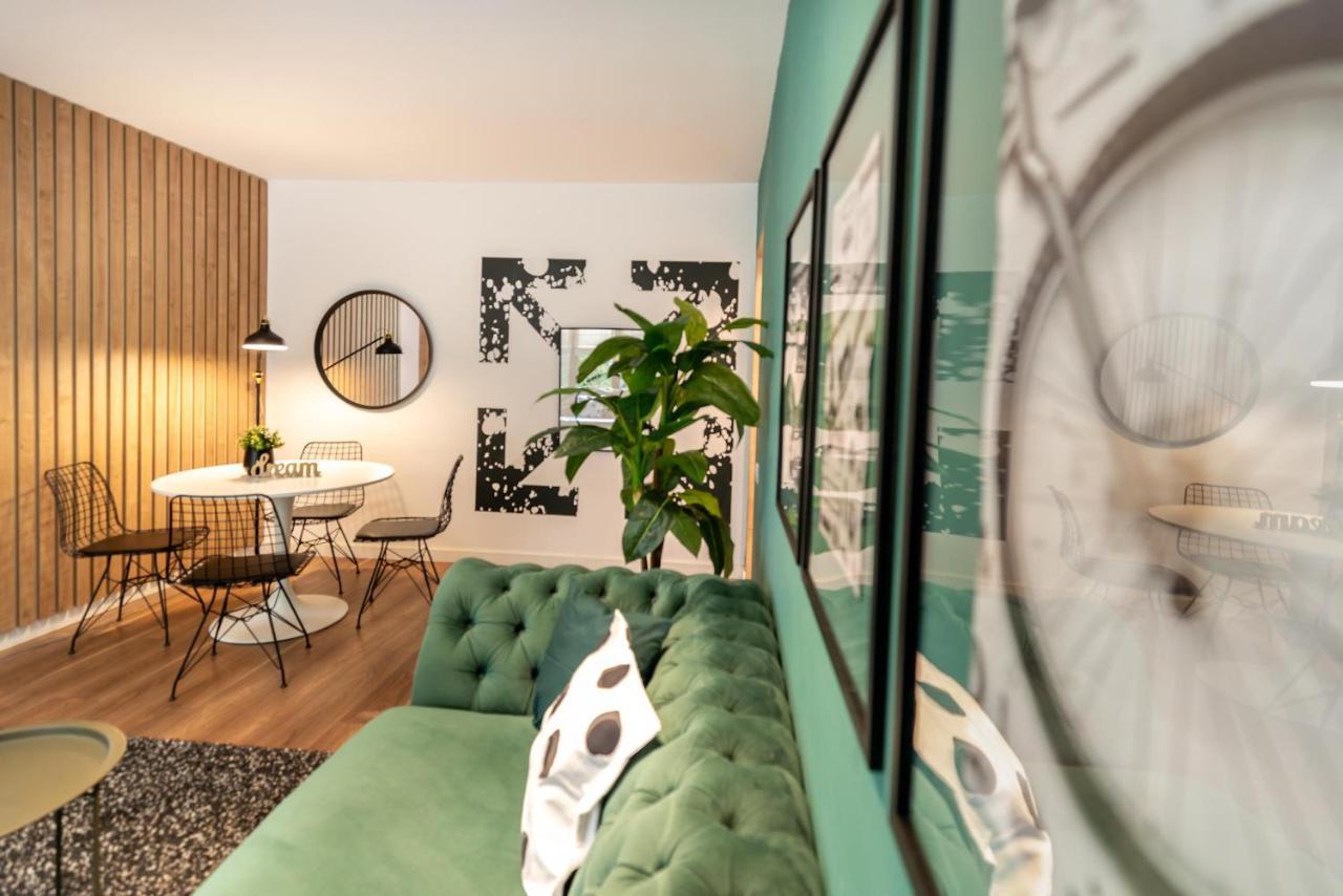 Downtown Retreat: Spacious 2-Br By Unirii Square Bukarest Kültér fotó