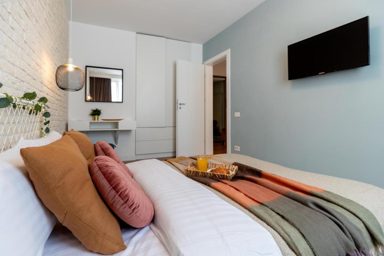 Downtown Retreat: Spacious 2-Br By Unirii Square Bukarest Kültér fotó