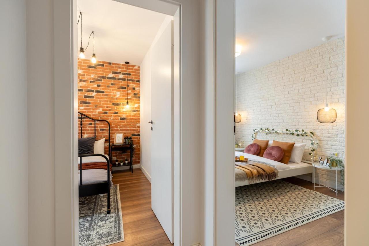 Downtown Retreat: Spacious 2-Br By Unirii Square Bukarest Kültér fotó