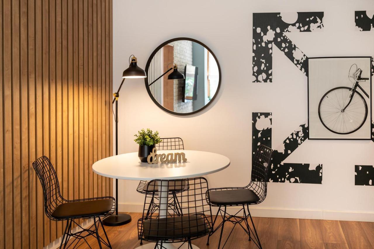Downtown Retreat: Spacious 2-Br By Unirii Square Bukarest Kültér fotó