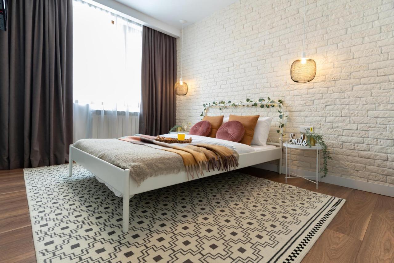 Downtown Retreat: Spacious 2-Br By Unirii Square Bukarest Kültér fotó