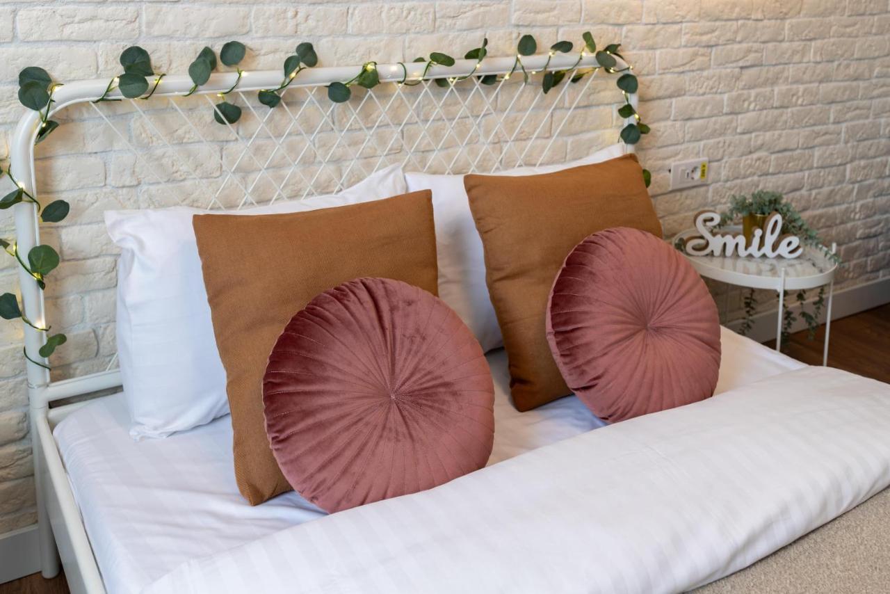 Downtown Retreat: Spacious 2-Br By Unirii Square Bukarest Kültér fotó